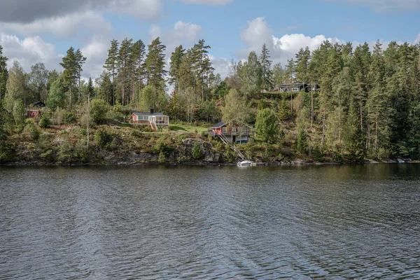 Jezioro Ragnerudssjoen Dalsland Szwecja Piękny Las Pinetree Szwedzkie Domy — Zdjęcie stockowe