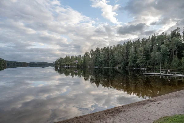 Lake Ragnerudssjoen Spejl Dalsland Sverige Smuk Natur Skov Pinetree Svensk - Stock-foto