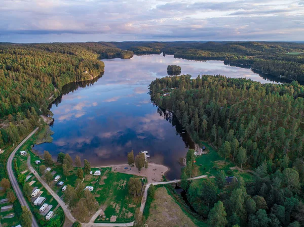 キャンプ場キャンプキャラバン ダルランドの湖ラグナーデスカナス スウェーデンの美しい自然林ピンセット — ストック写真