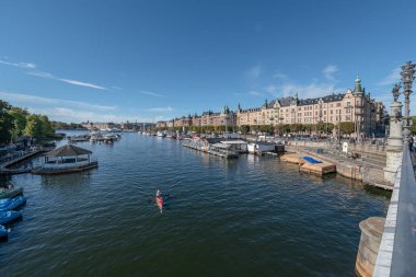 27.09.2021 İsveç Stockholm manzaralı Strandvagen Bulvarı ve Ostermalm bölgesi güneşli bir günde.