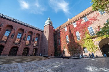 27.09.2021 Stockholm, İsveç Sahnesi Eski Şehir Gamla Stan 'deki Stadshus Belediye Sarayı kalesinin yaz manzarası.