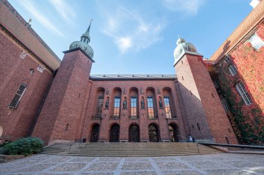 Stockholm, İsveç 'teki Old Town Gamla Stan' deki Stadshus Belediye Sarayı 'nın manzarası..