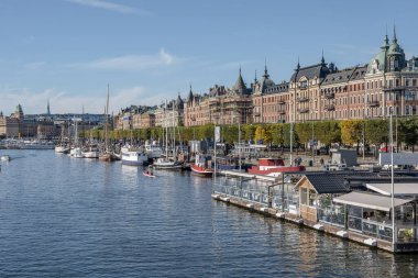 27.09.2021 İsveç Stockholm manzaralı Strandvagen Bulvarı ve Ostermalm bölgesi güneşli bir günde.