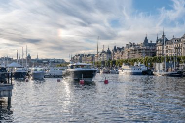 27.09.2021 İsveç Stockholm manzaralı Strandvagen Bulvarı ve Ostermalm bölgesi güneşli bir günde.