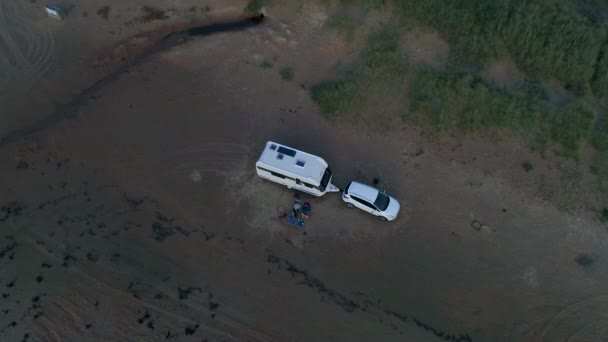 50Fpsの空中サンセットカップル犬とともに屋外休暇キャラバンキャンプ場キャンパーメルビービーチ スウェーデン海のそば — ストック動画