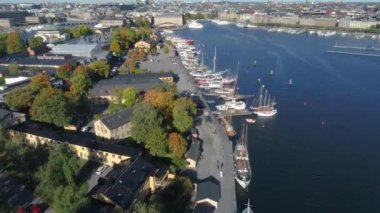 50fps hava yolları Stockholm kanal nehri İsveç gemileri nehir kenarı Cityscape silueti 4K.
