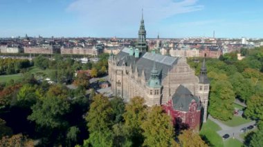 İsveç 'in başkenti Stockholm' de bulunan Curgarden adasında bulunan Northern Museum 'a 50 fps hava manzaralı bina.