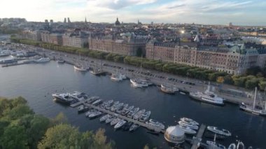 50fps Stockholm Kanalı Strandvaegen Oestermalm bölgesi, İsveç. Şehir manzarası silüeti 4K.