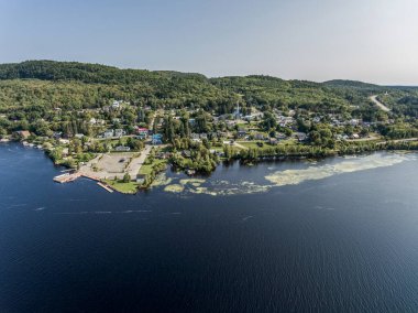 Güzel bir günde Kanada 'nın Quebec kentinde La Mauricie Ulusal Parkı yakınlarında tarihi bir dönüm noktası.