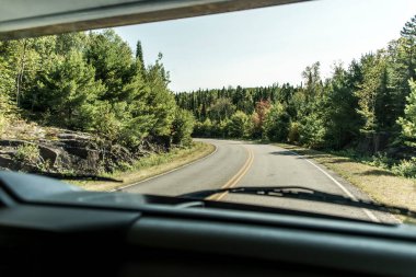 İçinde araba renkli arka plan ulaşım ile trafik yolda Pov direksiyon görüntülemek ve kavram camper trans Kanada üzerinde seyahat