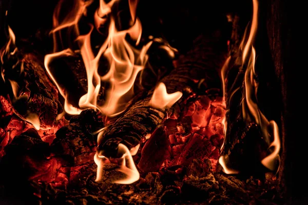 Sluiten Afbeelding Van Hout Branden Een Kampvuur Hete Rode Vlammen — Stockfoto