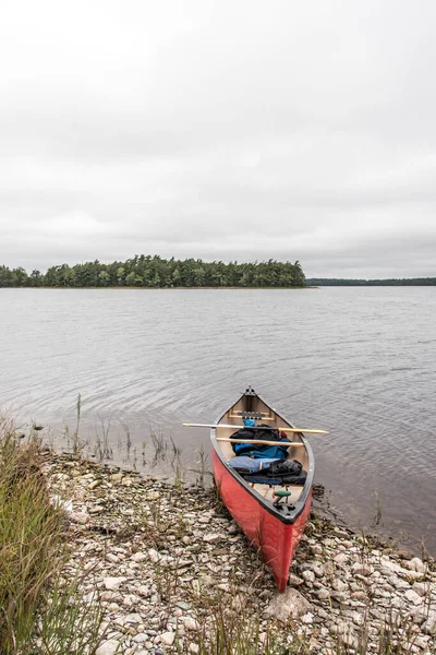 Kejimkujik Ulusal Parkı 'nda sabah sisinde nehir ve adalarda kano gezintisi Nova Scotia Kanada olarak belirlendi..