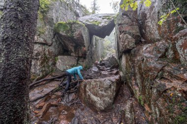 İsveç 'te bulutlu bir günde Skuleskogen Ulusal Parkı' ndaki Slattdalskrevan Kanyonu Kaya Yarığı