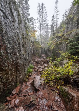 İsveç 'te bulutlu bir günde Skuleskogen Ulusal Parkı' ndaki Slattdalskrevan Kanyonu Kaya Yarığı