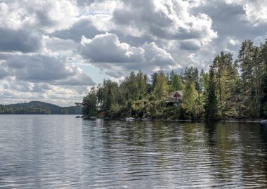 Dalsland İsveç 'teki Ragnerudssjoen Gölü. Güzel doğa ormanları..