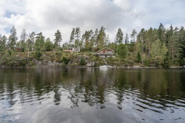 Dalsland İsveç 'teki Ragnerudssjoen Gölü. Güzel doğa ormanları..