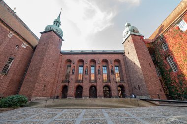 Stockholm, İsveç 'teki Old Town Gamla Stan' deki Stadshus Belediye Sarayı 'nın manzarası..