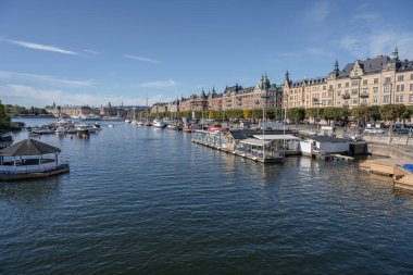 27.09.2021 İsveç Stockholm manzaralı Strandvagen Bulvarı ve Ostermalm bölgesi güneşli bir günde.