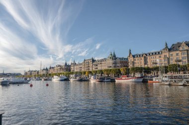 27.09.2021 İsveç Stockholm manzaralı Strandvagen Bulvarı ve Ostermalm bölgesi güneşli bir günde.