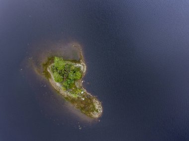 Kejimkujik Ulusal Parkı 'nda sabah sisinde nehir ve adalar kano gezisi Nova Scotia Kanada.