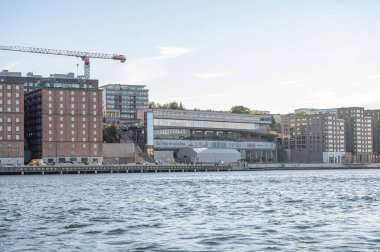 Nacka Caddesi 'ndeki Stockholm rıhtımındaki modern apartman binaları. Stockholm, İsveç.