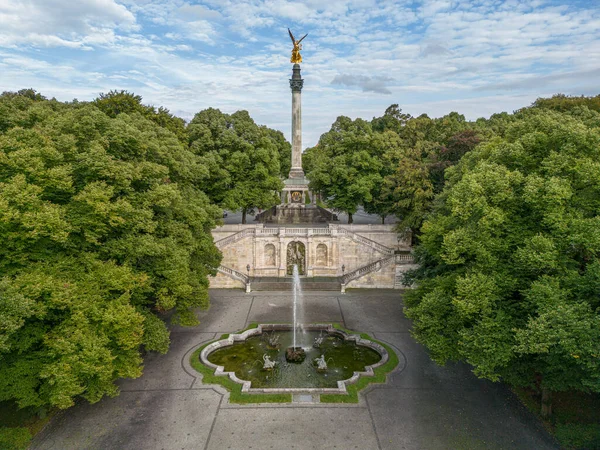 Muenchen Şehri Heykeli Münih Pınarı 'nda Havadan gelen altın melek Friedensengel.