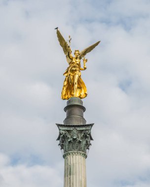 Altın barış meleği Friedensengel Muenchen City Heykeli Münih çeşmesinde.