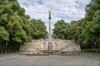 Altın barış meleği Friedensengel Muenchen City Heykeli Münih çeşmesinde.