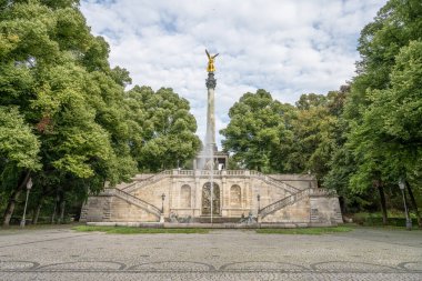 Altın barış meleği Friedensengel Muenchen City Heykeli Münih çeşmesinde.