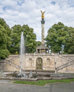 Altın barış meleği Friedensengel Muenchen City Heykeli Münih çeşmesinde.