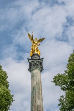 Altın barış meleği Friedensengel Muenchen City Heykeli Münih çeşmesinde.