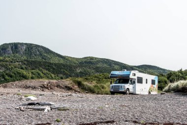 Kamp karavanı, Cape Breton Adası Sahil Hattı 'na park etmiş. Cabot Trail yolu, Nova Scotia Hghlands Kanada..