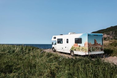 Kamp karavanı, Cape Breton Adası Sahil Hattı 'na park etmiş. Cabot Trail yolu, Nova Scotia Hghlands Kanada..