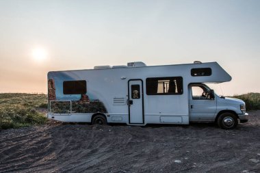 Kamp karavanı Cape Breton Adası Sahil Hattı 'na park etmiş Sunset uçurumu manzaralı Cabot Trail Nova Scotia Hghlands Kanada.