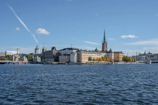 Stockholm, İsveç 'teki Old Town Gamla Stan iskelesi mimarisinin manzara manzarası..