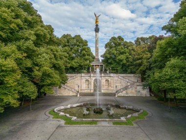 Muenchen Şehri Heykeli Münih Pınarı 'nda Havadan gelen altın melek Friedensengel.