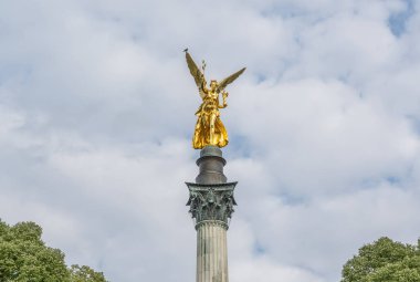 Altın barış meleği Friedensengel Muenchen City Heykeli Münih çeşmesinde.