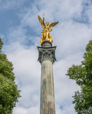 Altın barış meleği Friedensengel Muenchen City Heykeli Münih çeşmesinde.