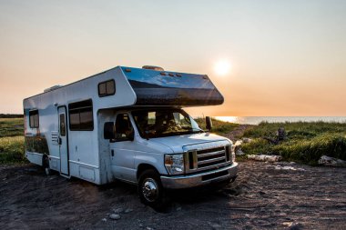 Kamp karavanı Cape Breton Adası Sahil Hattı 'na park etmiş Sunset uçurumu manzaralı Cabot Trail Nova Scotia Hghlands Kanada.