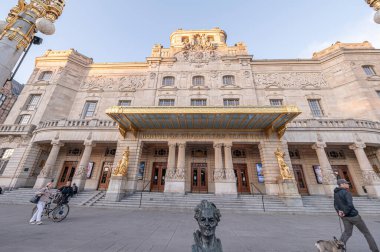 27.09.2021 Stockholm, İsveç Günbatımı ünlü tarihi sanat ve tiyatro binası Altın süslemeli Kraliyet Tiyatrosu
