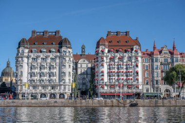 27.09.2021 İsveç Stockholm manzaralı Strandvagen Bulvarı ve Ostermalm bölgesi güneşli bir günde.