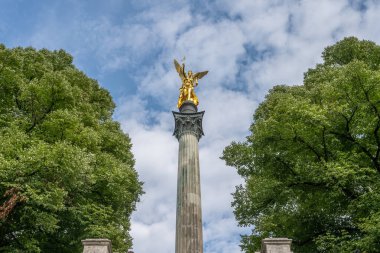 Altın barış meleği Friedensengel Muenchen City Heykeli Münih çeşmesinde.