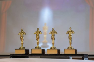 Alman Abitur Mezuniyet Ödülü heykelleri sürpriz parti hazırlıkları.