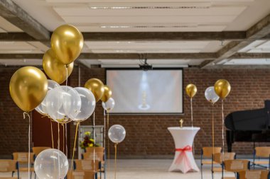 Alman Abitur Mezuniyet Balonları ve Ödül Heykelleriyle parti odası dekorasyonu Sürpriz parti için kırmızı halı hazırlıkları