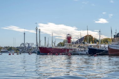 Stockholm, İsveç 'te güzel tekneler var. Gemilerle dolu yaz denizleri, güneşli bir gün.