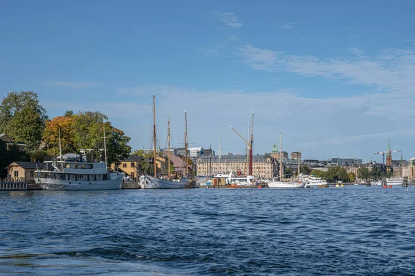 Stockholm, İsveç 'te güzel tekneler var. Gemilerle dolu yaz denizleri, güneşli bir gün.