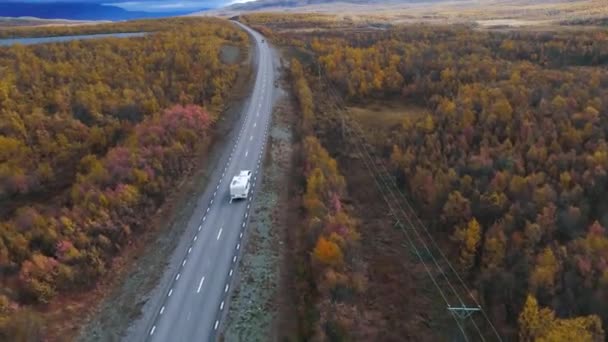 50Fps Aérea Drone Footgage Car Camping Caravan Dirigindo Estrada Por — Vídeo de Stock