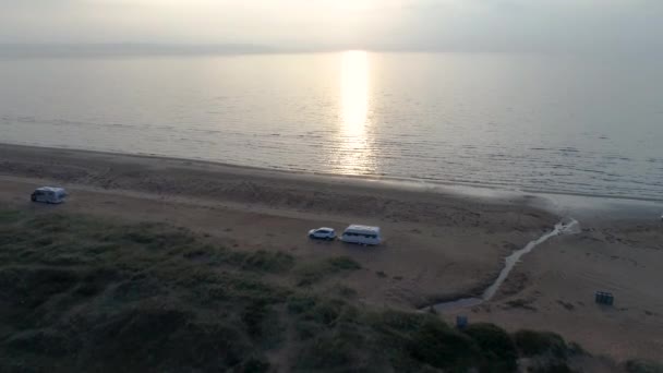 Fps Hava Günbatımı Çifti Köpeğiyle Birlikte Melby Sahilinde Karavan Kampında — Stok video