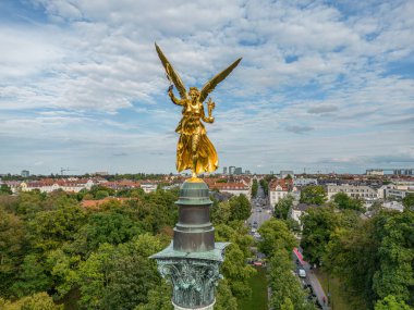 Münih Almanya 30.08.2023 Muenchen Şehir Heykeli Münih Pınarı 'nda altın barış meleği Friedensengel.