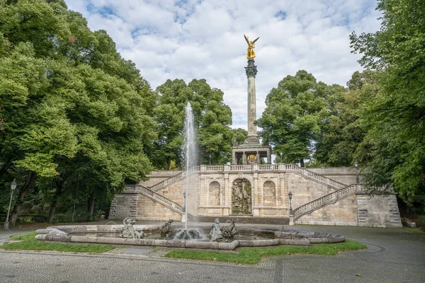 Altın barış meleği Friedensengel Muenchen City Heykeli Münih çeşmesinde.